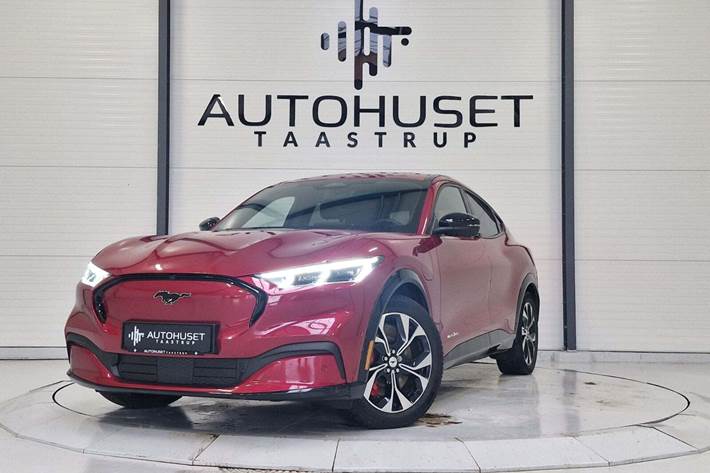 Rød Ford Mustang Mach-E fra 2023 set udefra