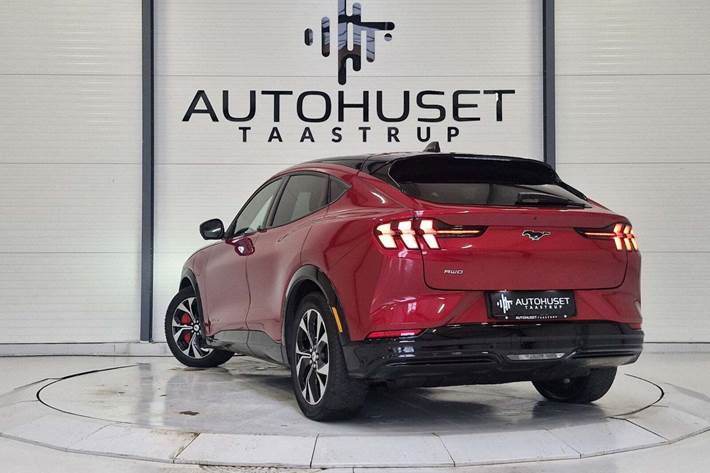 Rød Ford Mustang Mach-E fra 2023
