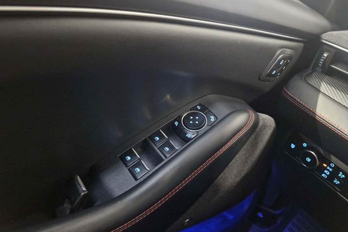 Rød Ford Mustang Mach-E fra 2023