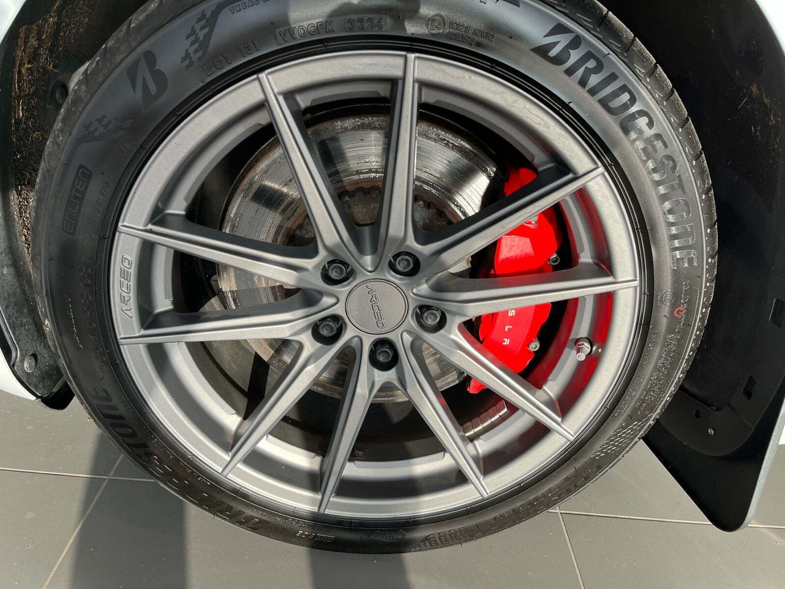 Hvid Tesla Model 3 fra 2019