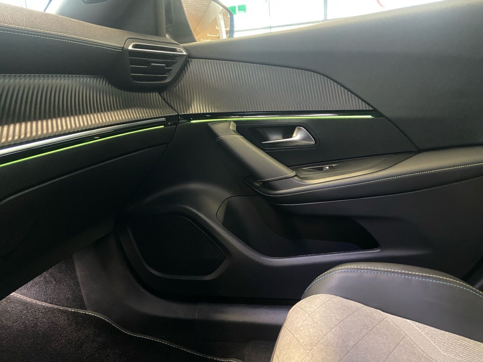 Orange Peugeot e-2008 fra 2022