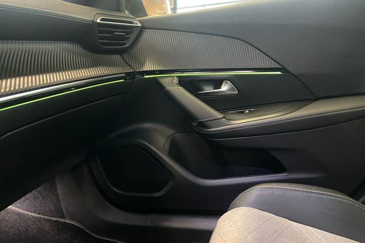 Orange Peugeot e-2008 fra 2022