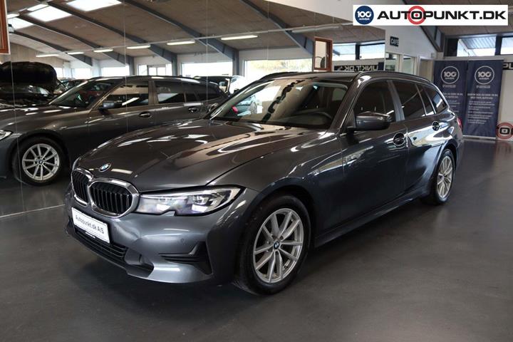 Grå BMW 320d fra 2021 set udefra
