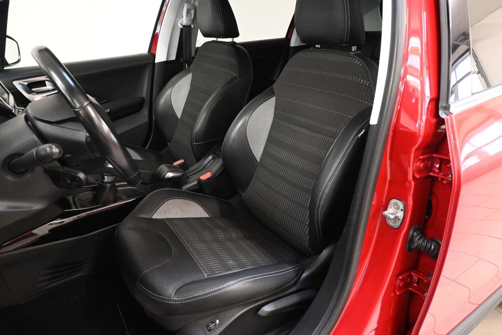 Rød Peugeot 2008 fra 2017