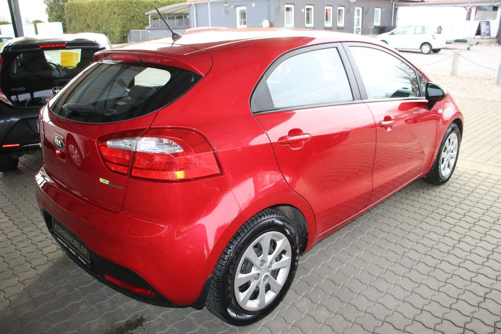 Rød Kia Rio fra 2013