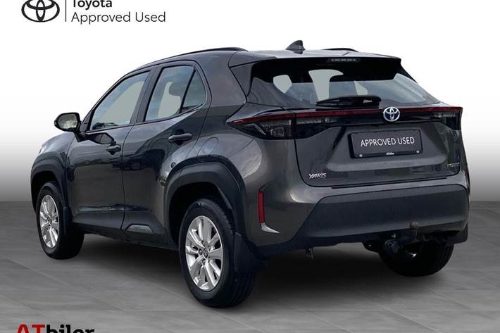 Grå Toyota Yaris Cross fra 2023