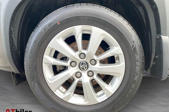 Grå Toyota Yaris Cross fra 2023