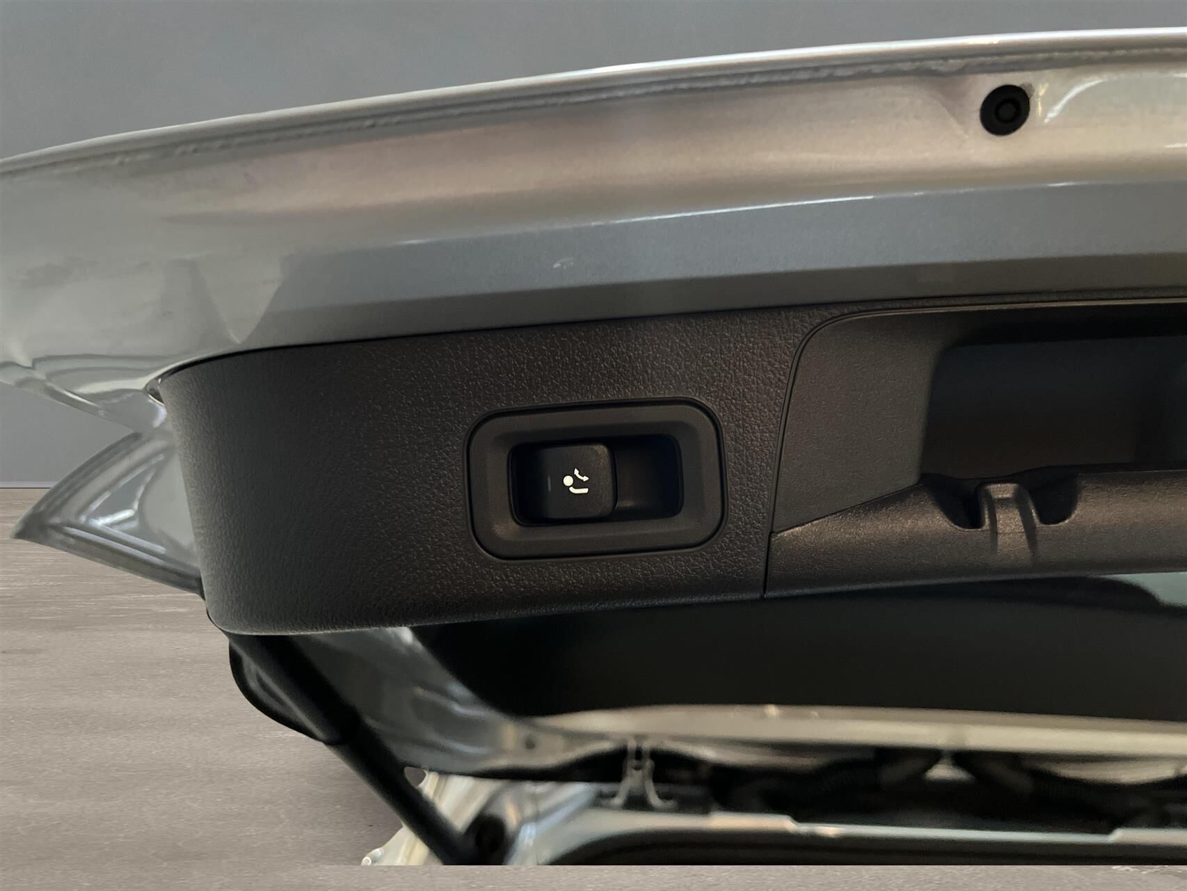 Sølv Mercedes EQB 300 fra 2024