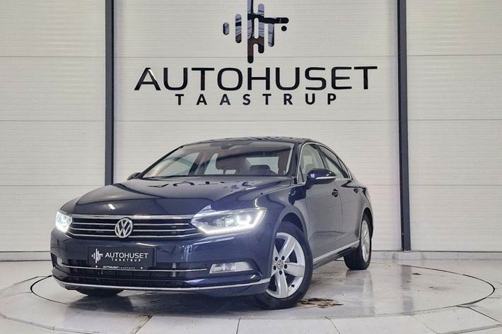 Blå VW Passat fra 2017 set udefra