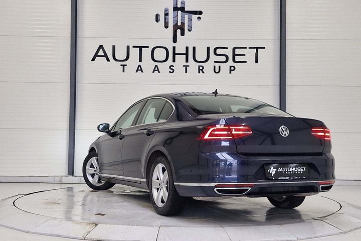 Blå VW Passat fra 2017