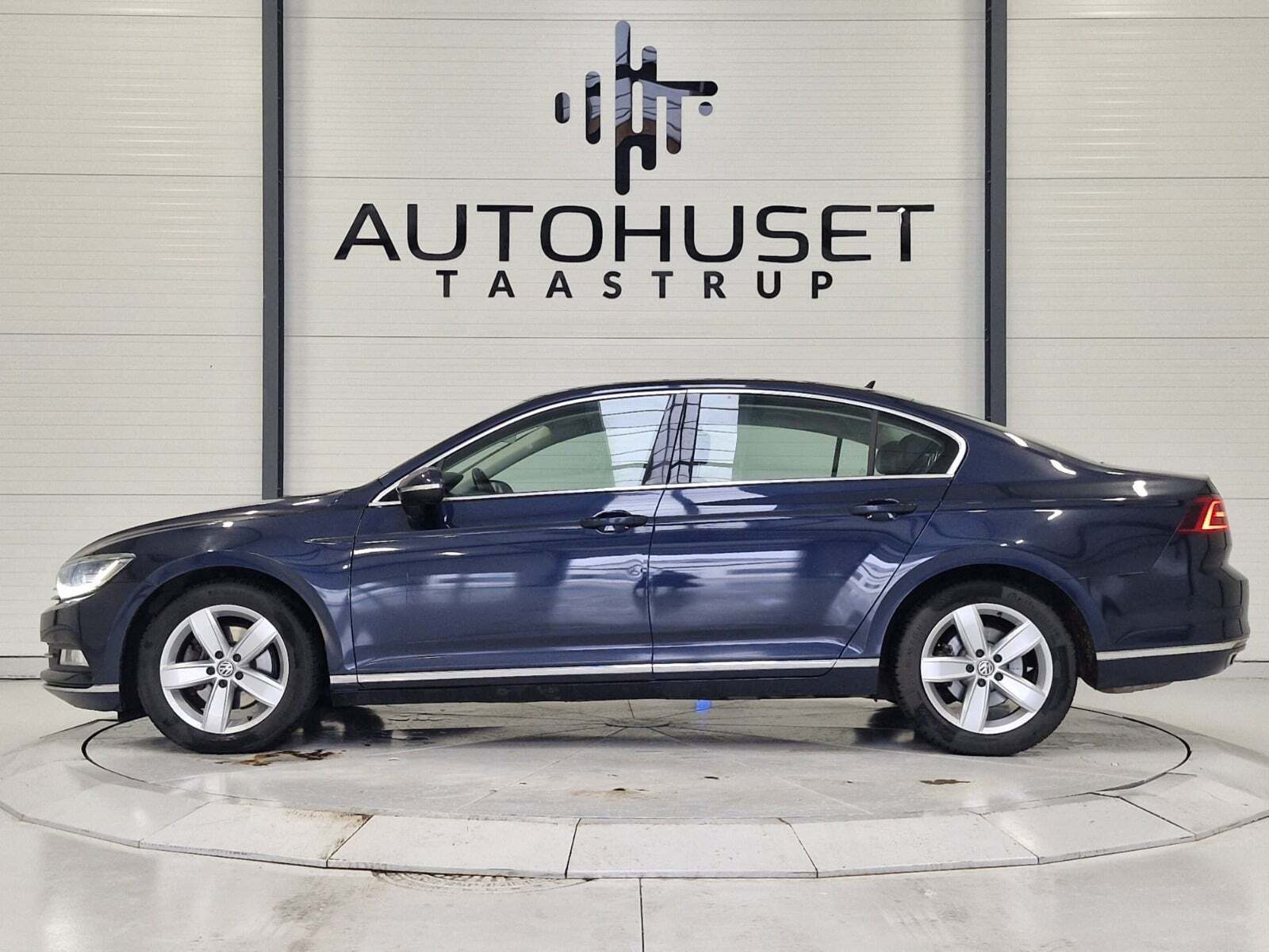 Blå VW Passat fra 2017