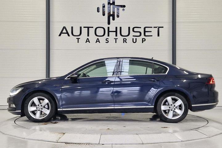 Blå VW Passat fra 2017