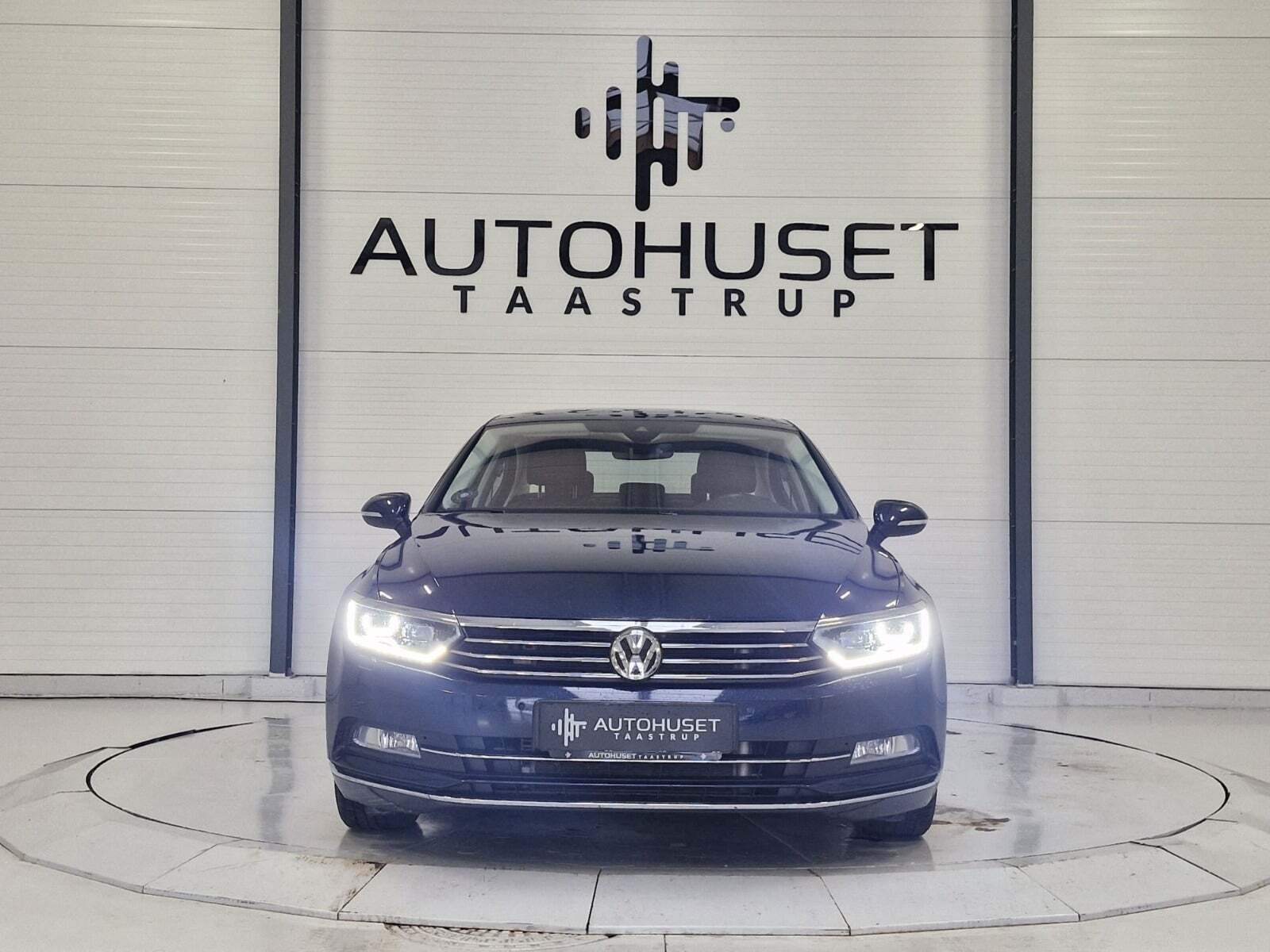 Blå VW Passat fra 2017