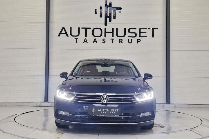 Blå VW Passat fra 2017