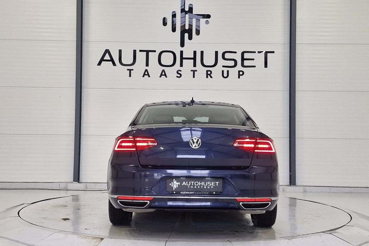 Blå VW Passat fra 2017