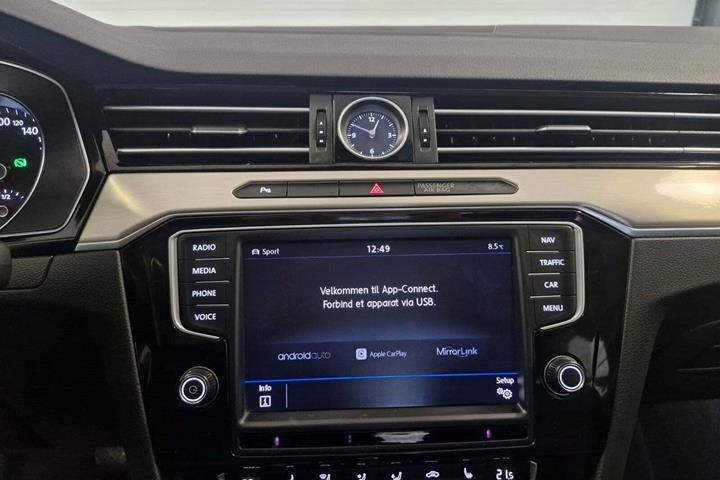 Blå VW Passat fra 2017