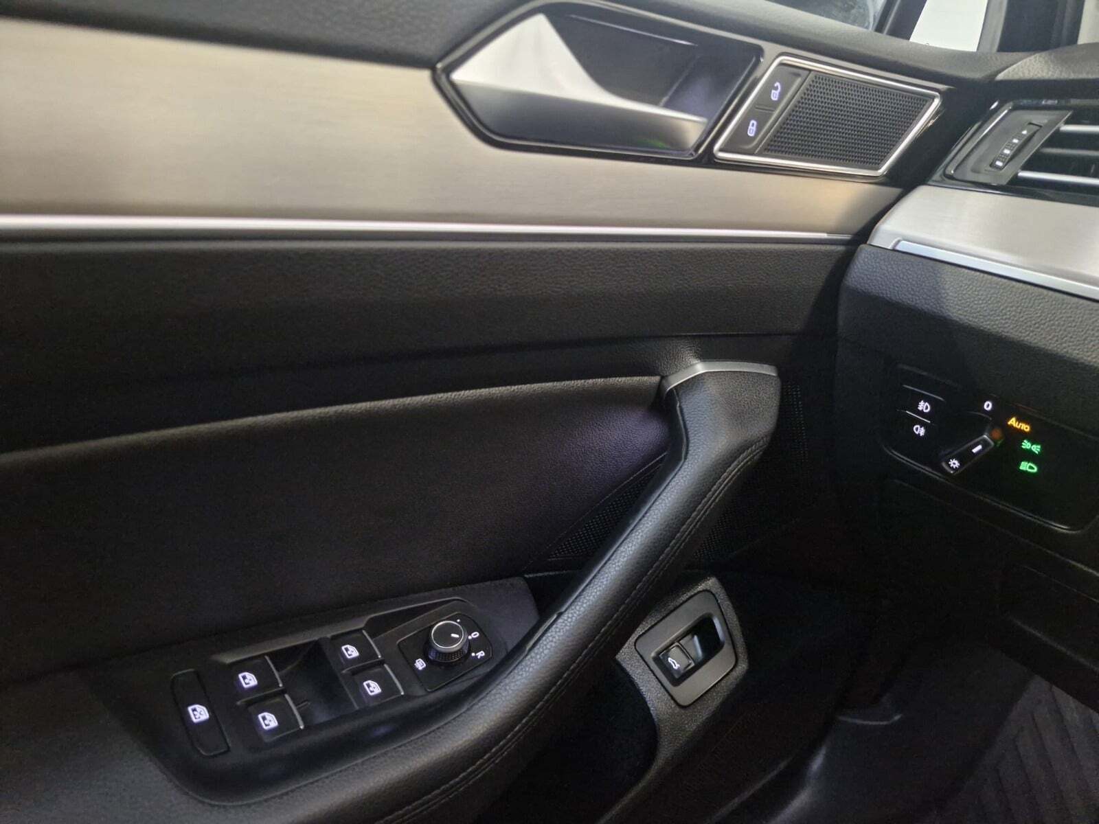 Blå VW Passat fra 2017