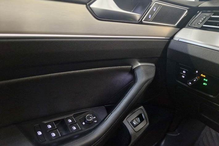 Blå VW Passat fra 2017