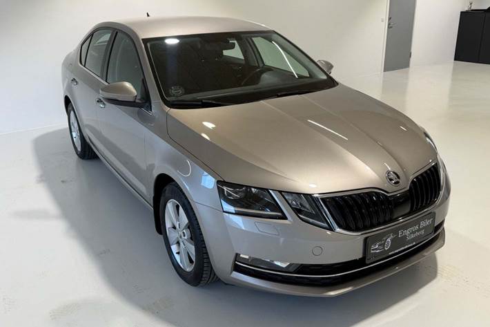 Orange Skoda Octavia fra 2018 set udefra
