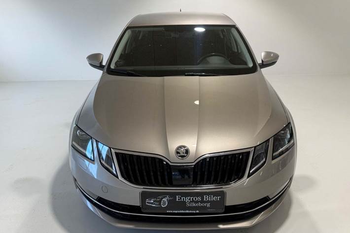 Orange Skoda Octavia fra 2018
