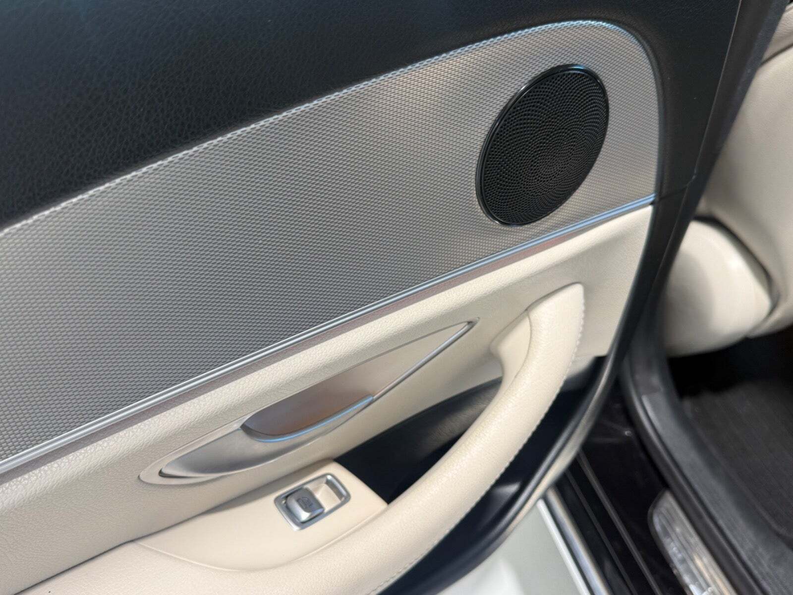 Sort Mercedes E220 d fra 2017