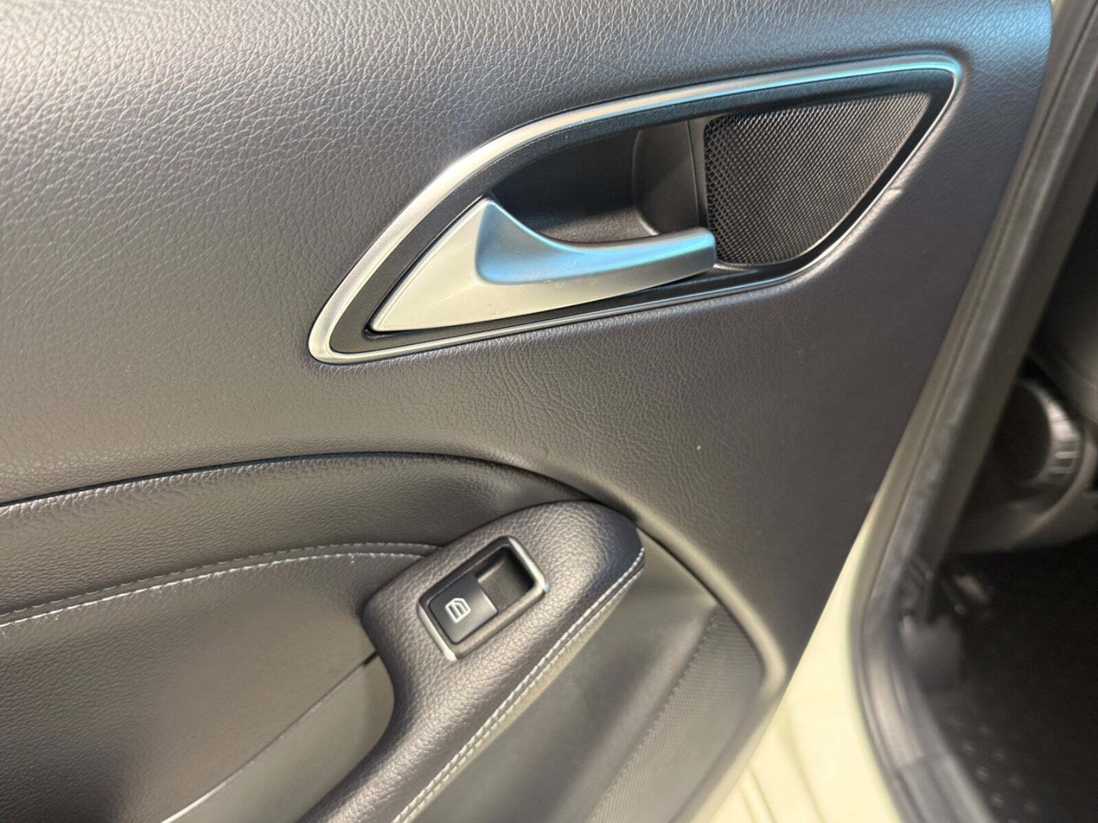 Hvid Mercedes B200 d fra 2017