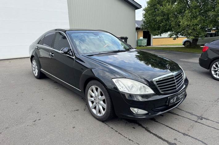 Sort Mercedes S350 fra 2005 set udefra