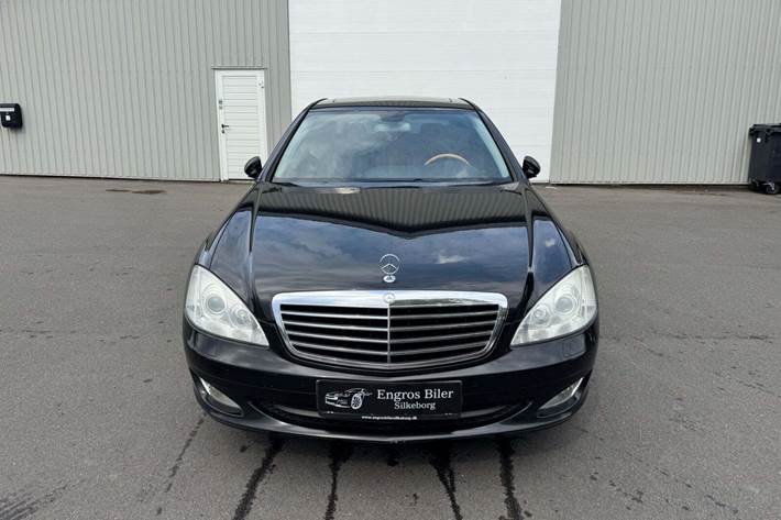 Sort Mercedes S350 fra 2005 set udefra