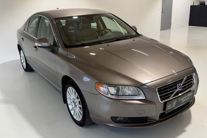 Orange Volvo S80 fra 2006 set udefra