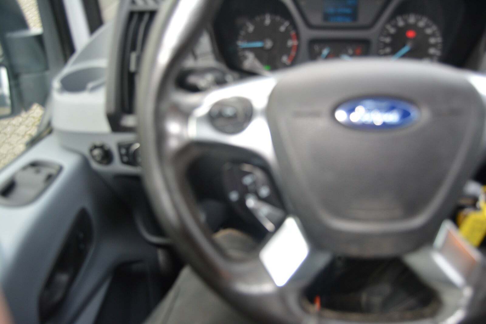 Hvid Ford Transit 350 L2 Van fra 2016 set indefra