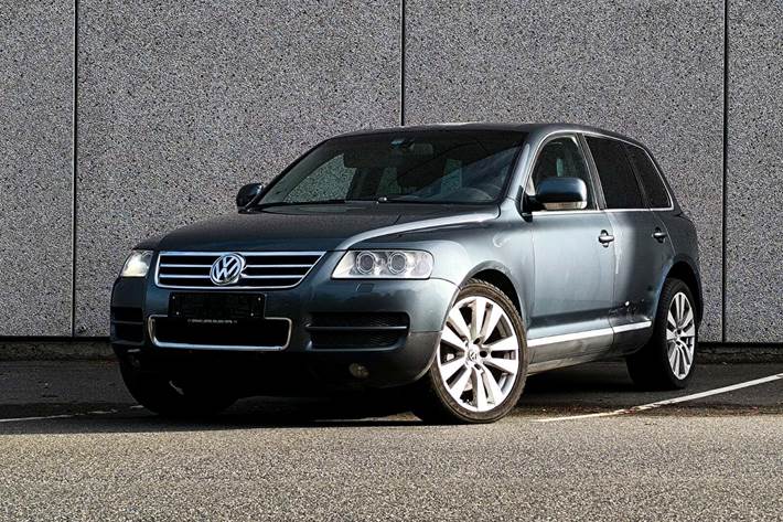 Blå VW Touareg fra 2003 set udefra