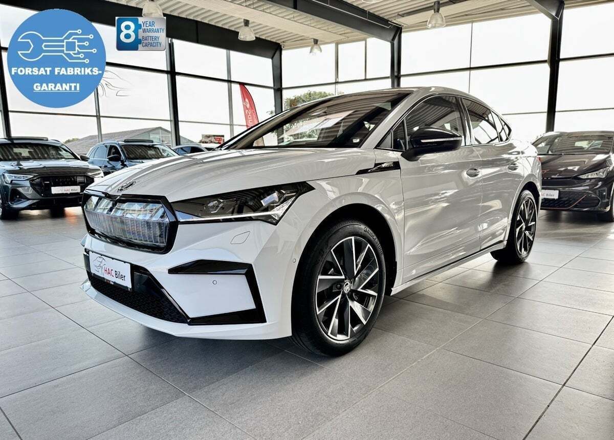 Hvid Skoda Enyaq fra 2025 set udefra