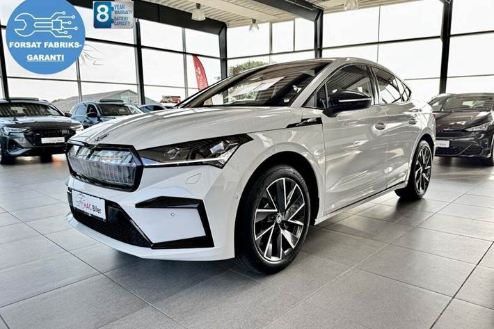 Hvid Skoda Enyaq fra 2025 set udefra
