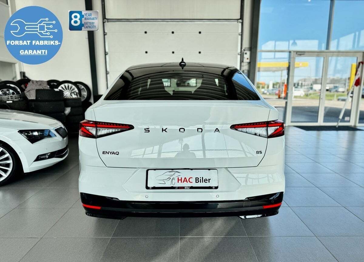 Hvid Skoda Enyaq fra 2025