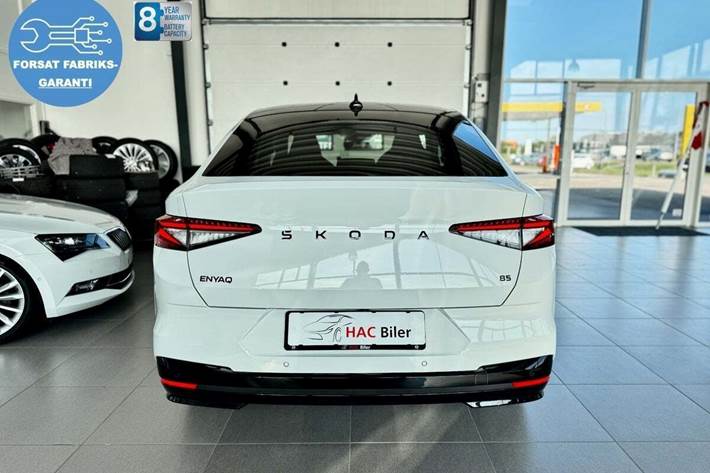 Hvid Skoda Enyaq fra 2025