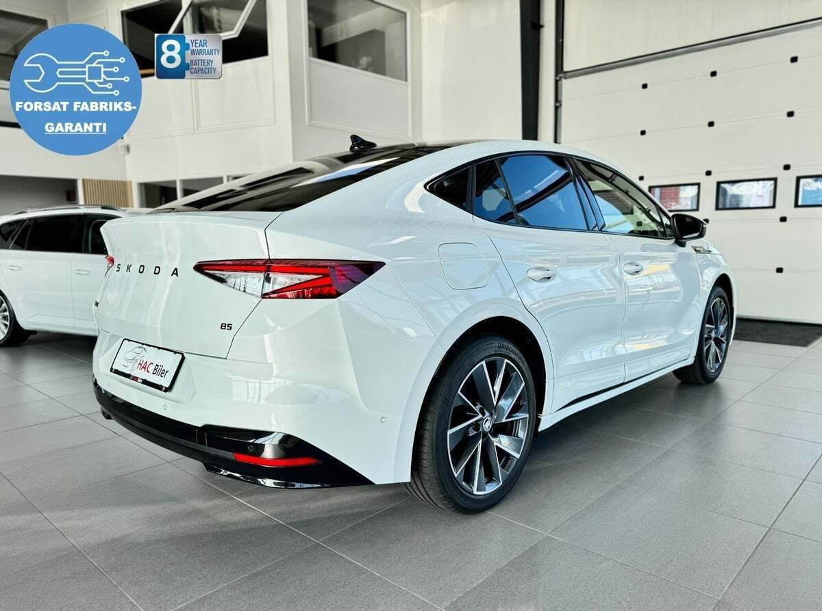Hvid Skoda Enyaq fra 2025