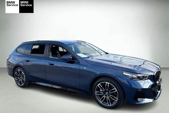 Blå BMW i5 fra 2024 set udefra