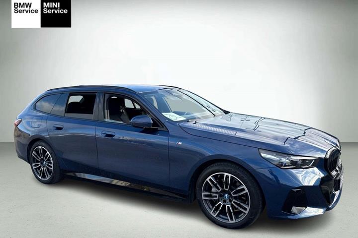 Blå BMW i5 fra 2024 set udefra