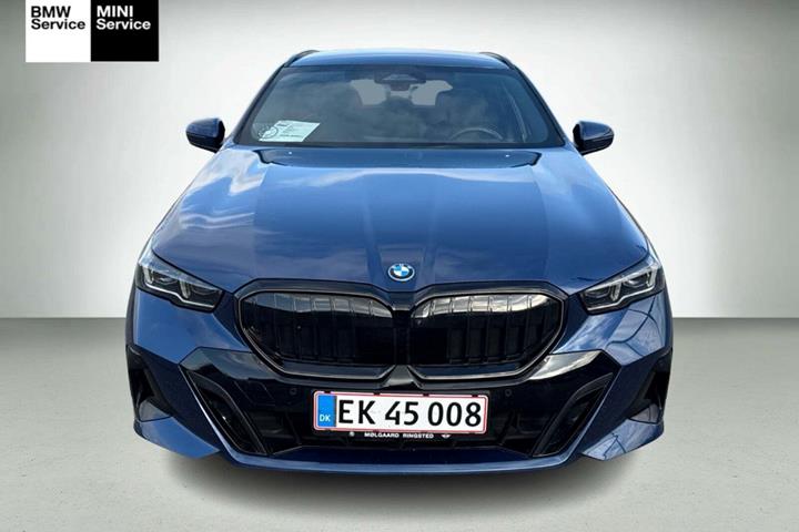 Blå BMW i5 fra 2024