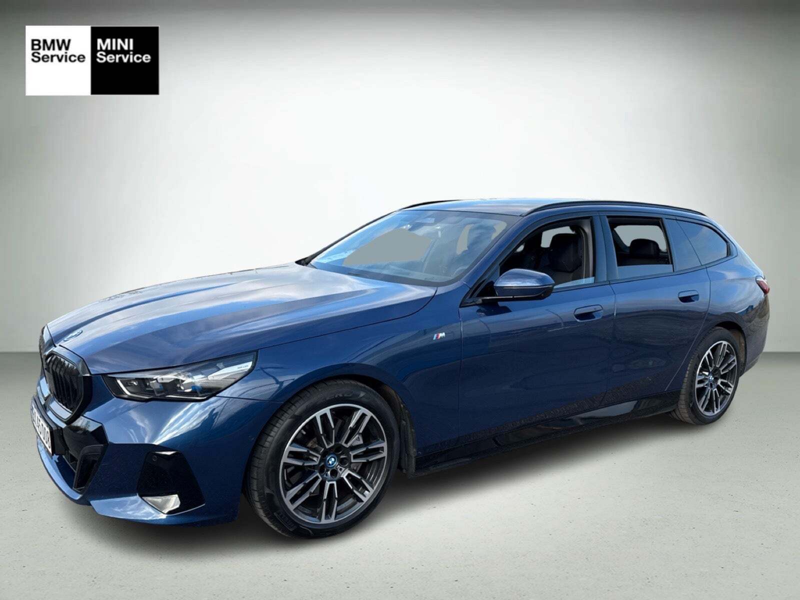 Blå BMW i5 fra 2024