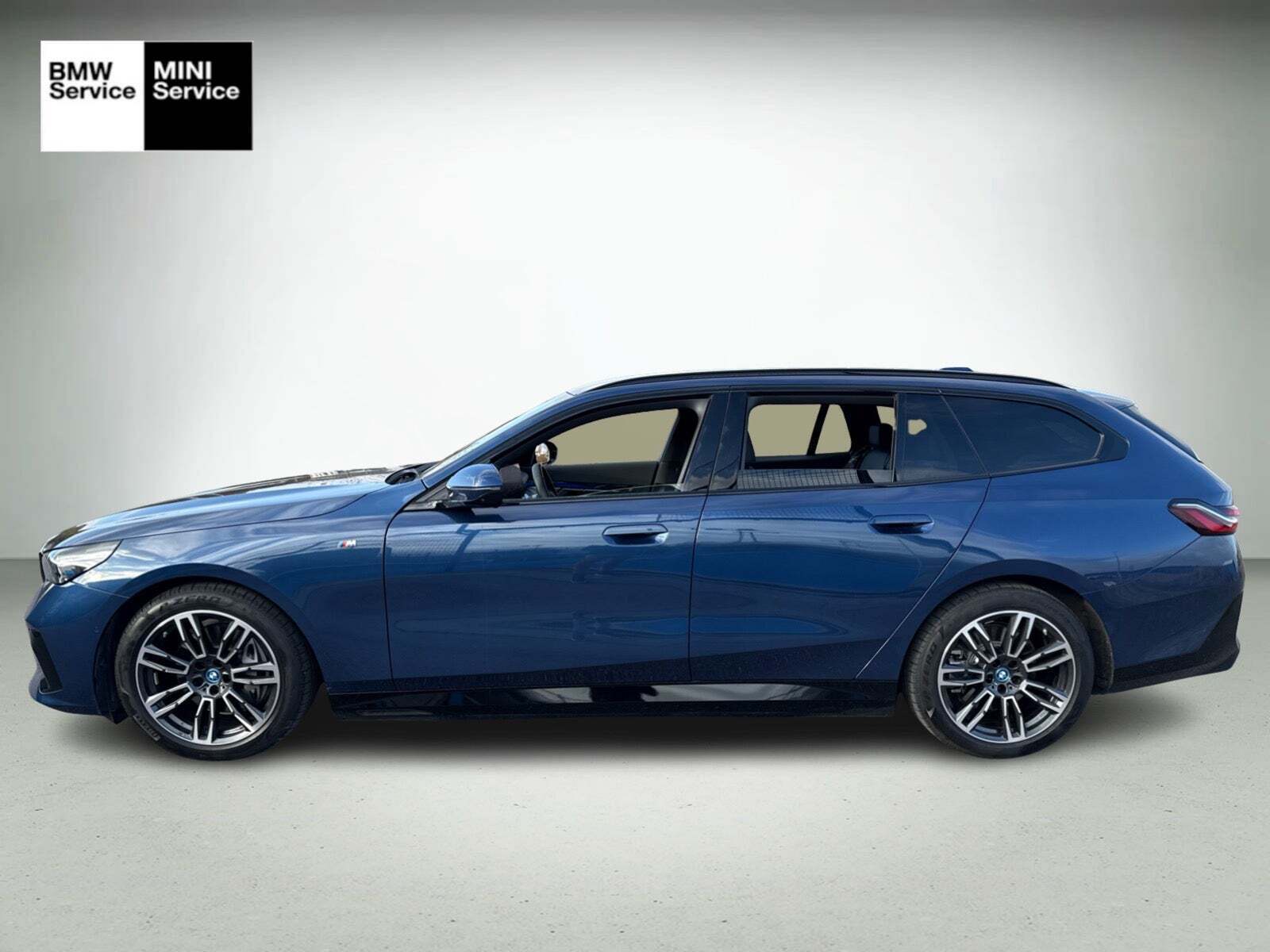 Blå BMW i5 fra 2024