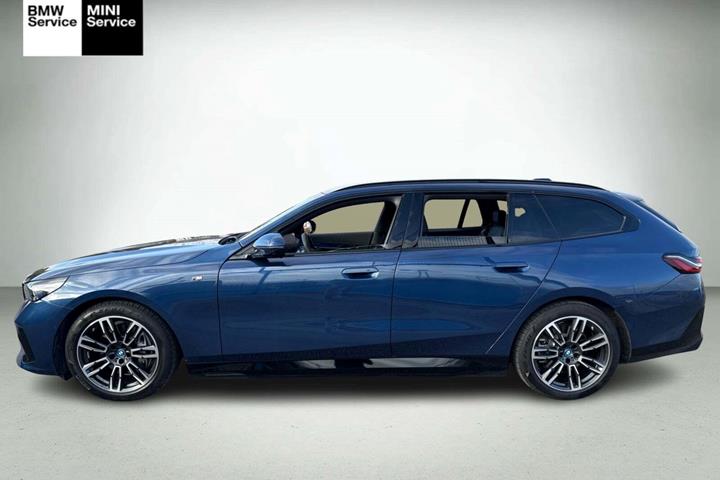 Blå BMW i5 fra 2024