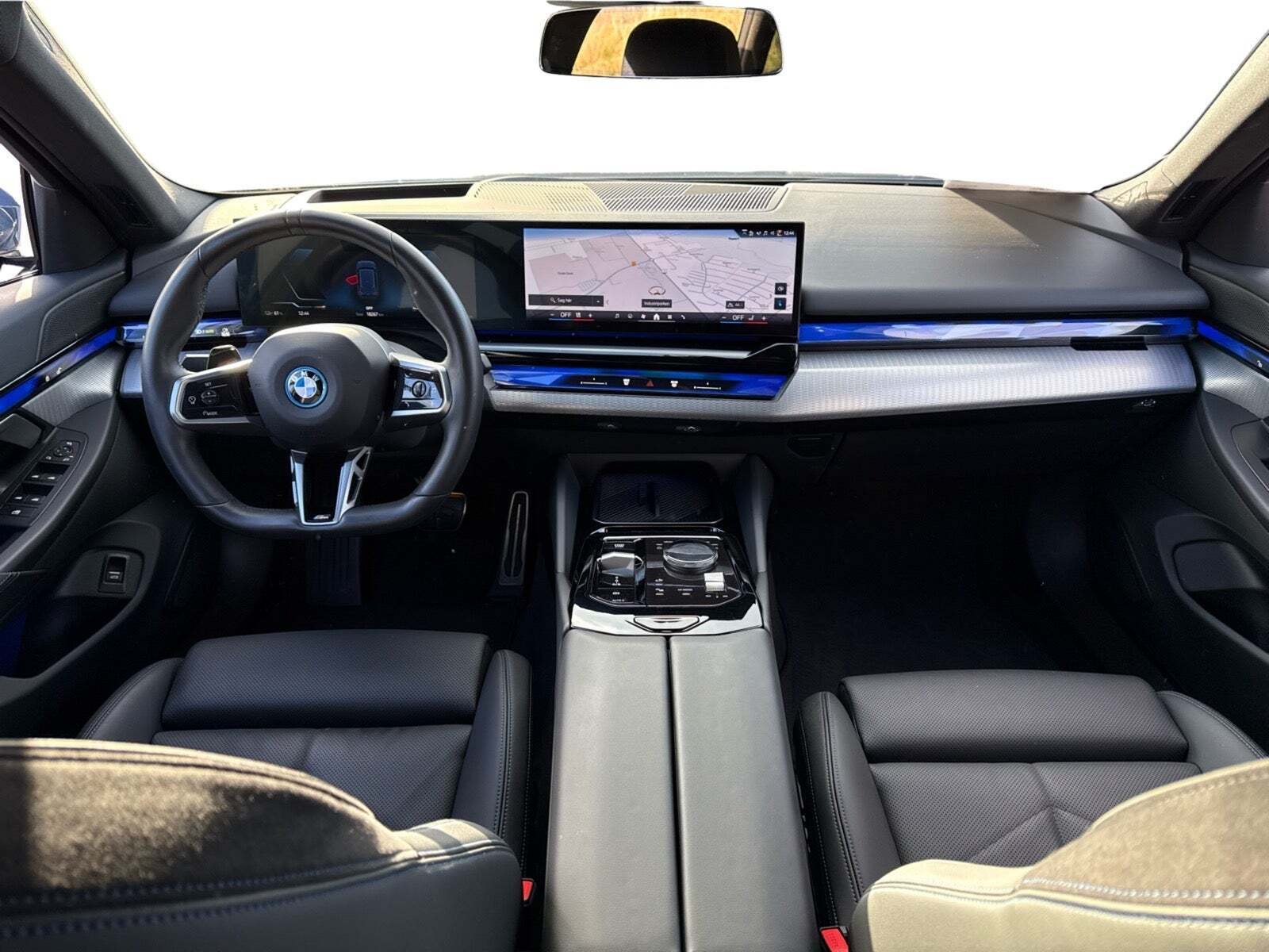Blå BMW i5 fra 2024