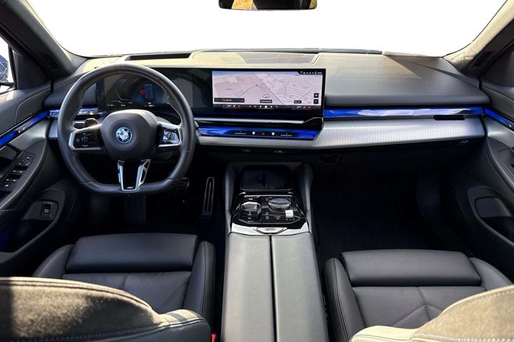 Blå BMW i5 fra 2024