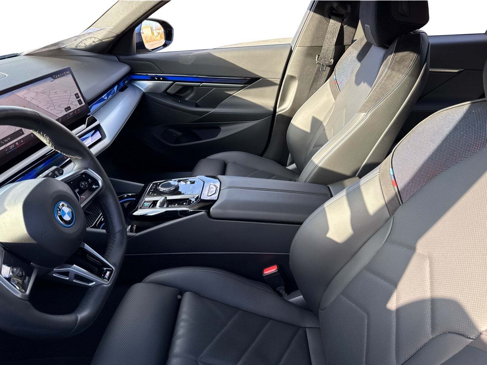 Blå BMW i5 fra 2024