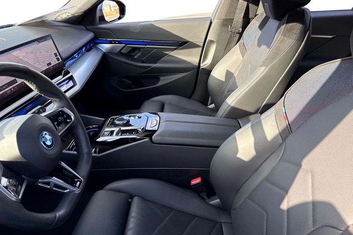Blå BMW i5 fra 2024