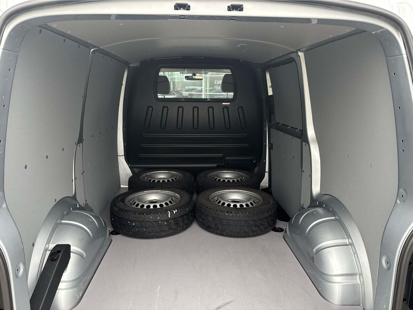 Sølv VW Transporter fra 2022