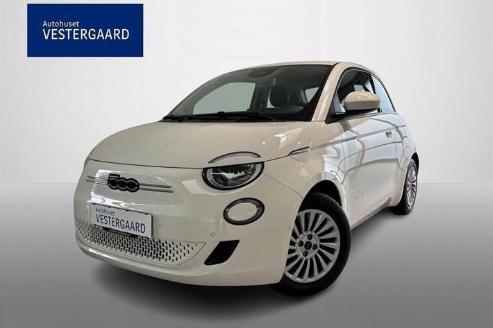 Hvid Fiat 500e fra 2023 set udefra
