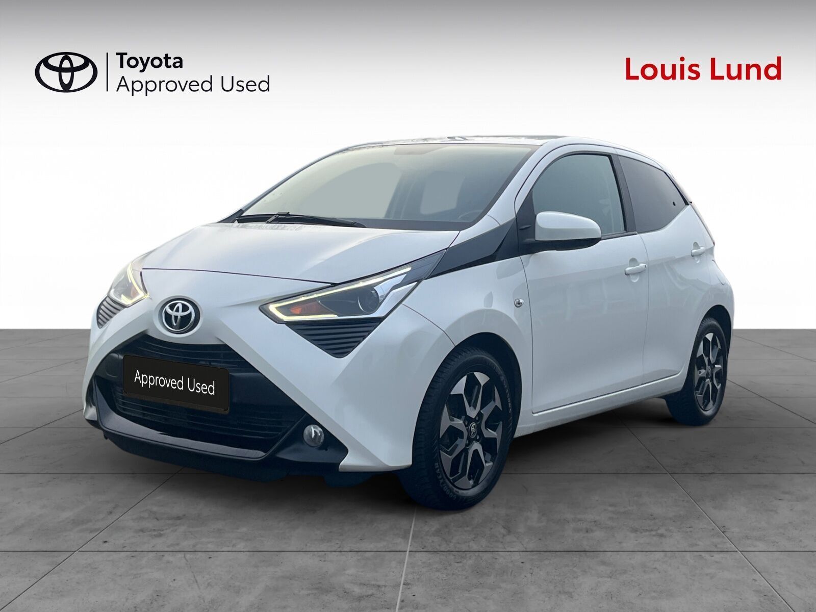 Hvid Toyota Aygo fra 2020 set udefra