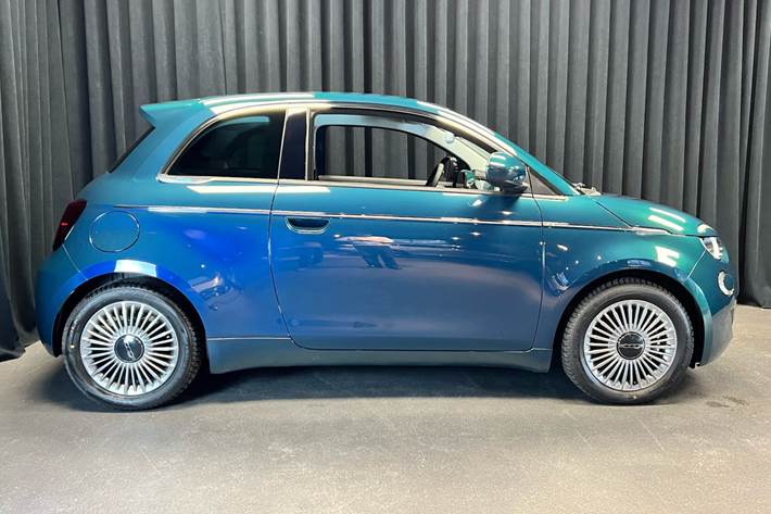 Blå Fiat 500e fra 2023